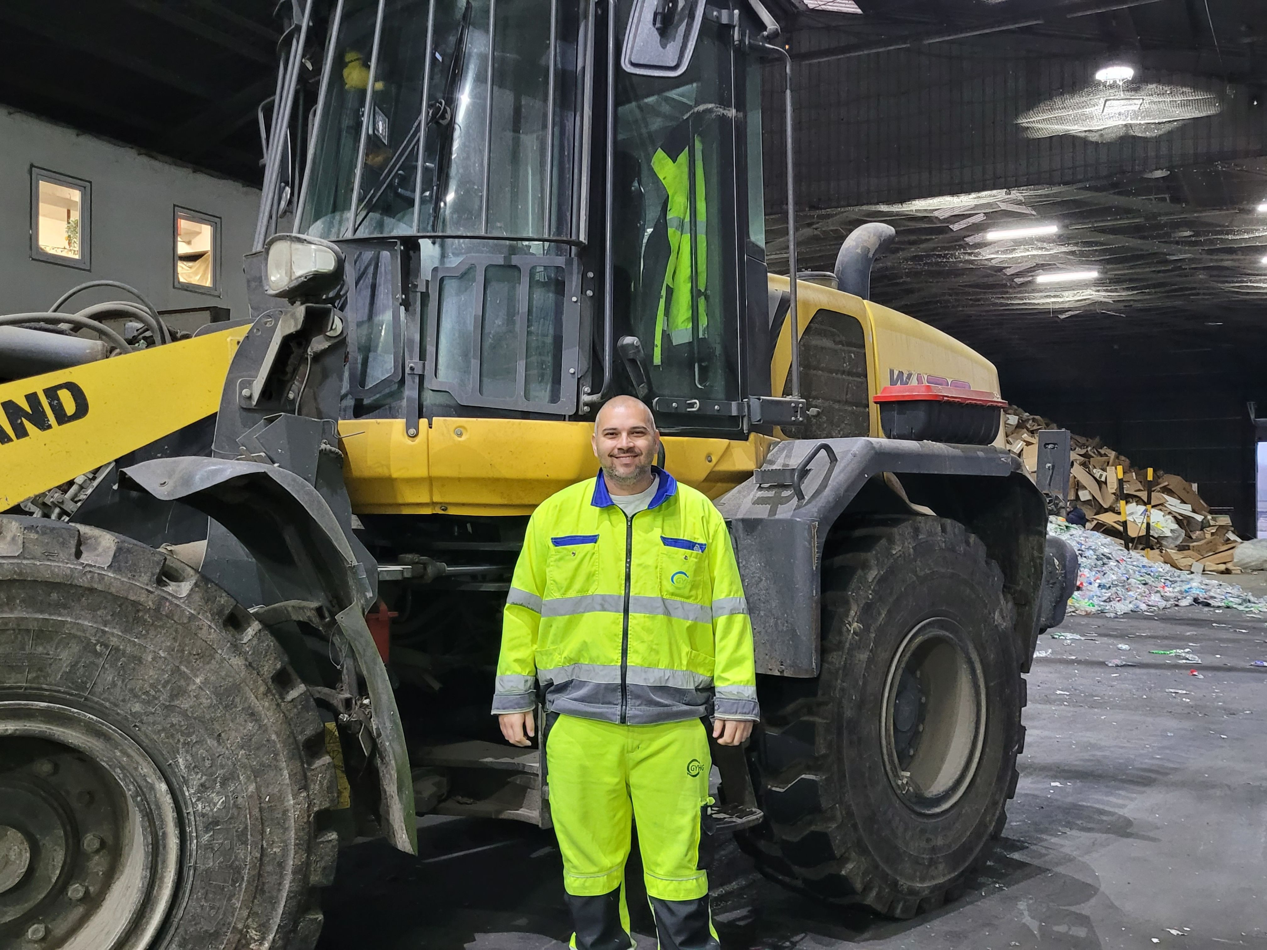 Munkás nehézgéppel